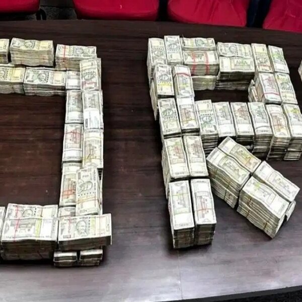 यूपी: कार के दरवाजे से 2.65 करोड़ बरामद, बैग में 35 लाख और मिले